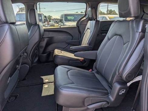 New 2027 Chrysler Pacifica Select FWD image 26