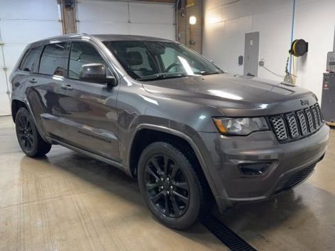 Used 2017 Jeep Grand Cherokee Altitude image 7