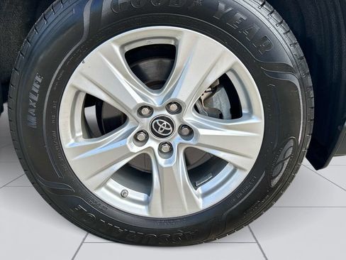 Used 2021 Toyota RAV4 LE AWD/4WD image 11