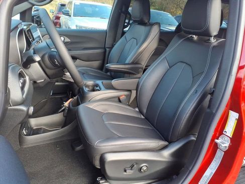 New 2026 Chrysler Pacifica Select image 6