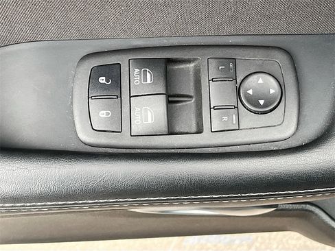 Used 2022 Dodge Challenger SXT w/ Driver Convenience Group image 17