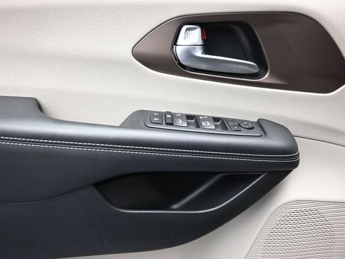 Used 2023 Chrysler Voyager LX image 18