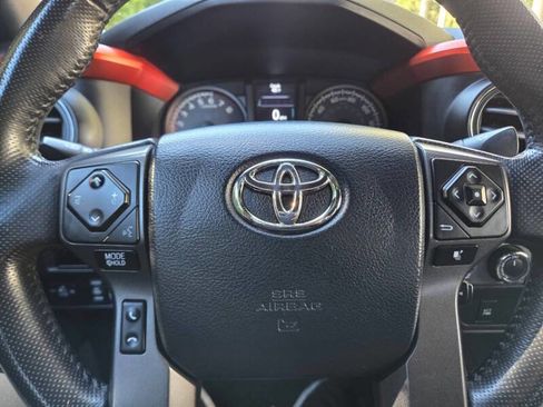 Used 2017 Toyota Tacoma TRD Off-Road image 19