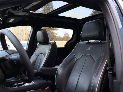 Used 2025 Chrysler Pacifica Limited image 4