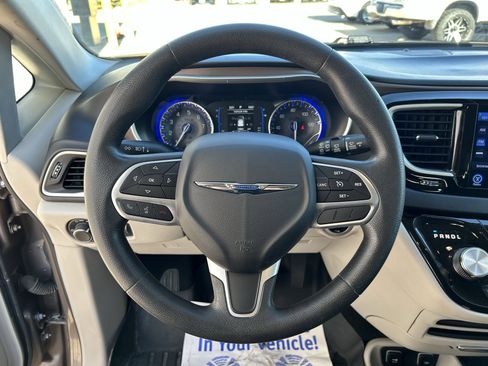 Used 2017 Chrysler Pacifica Touring w/ Tire & Wheel Group image 20