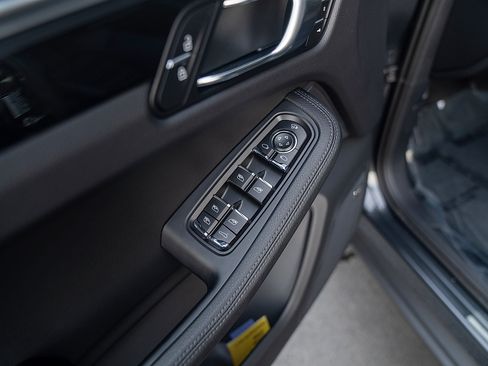 Certified 2026 Porsche Macan AWD/4WD image 19