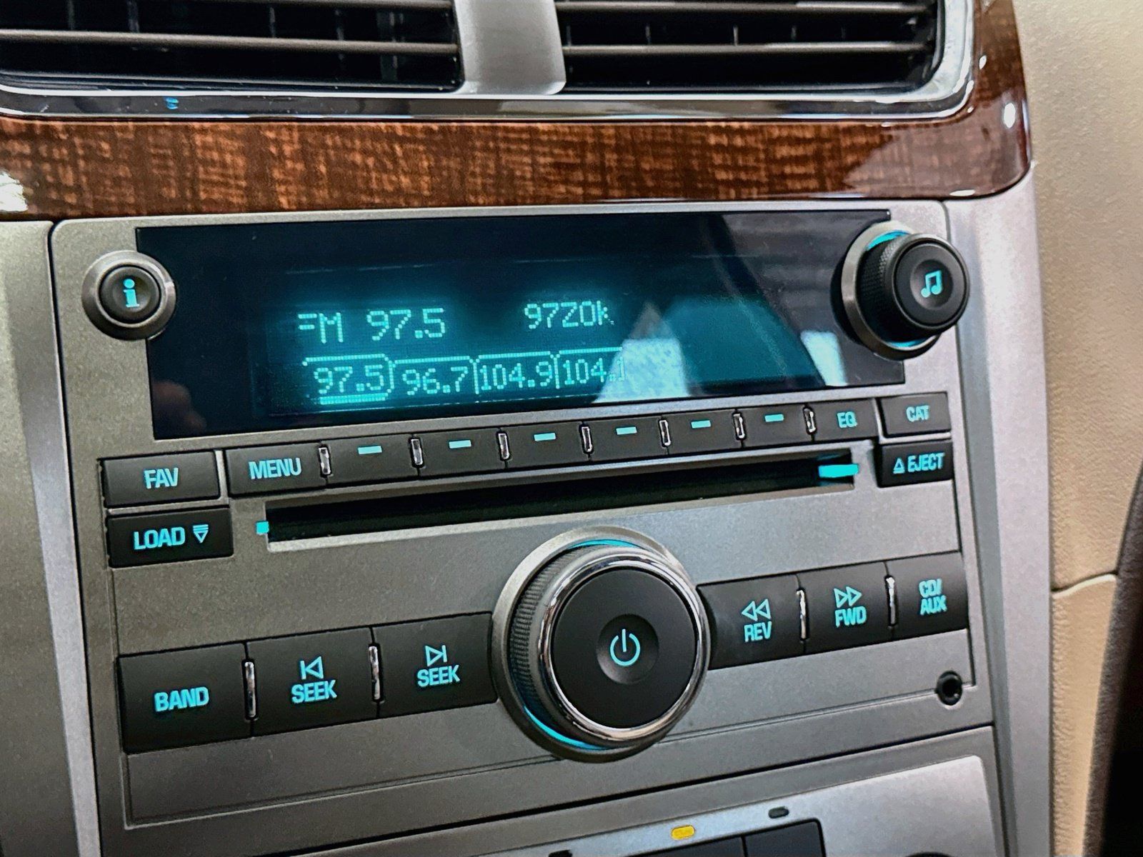 Used 2009 Chevrolet Malibu LTZ FWD image 17