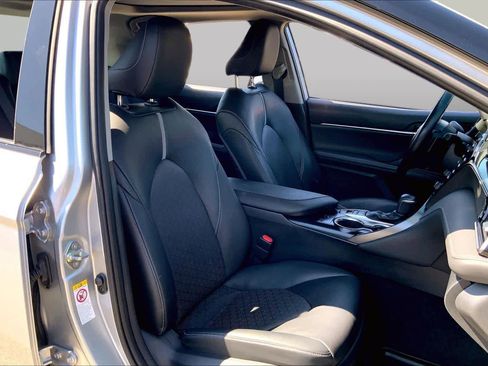 Used 2019 Toyota Camry XSE FWD image 8