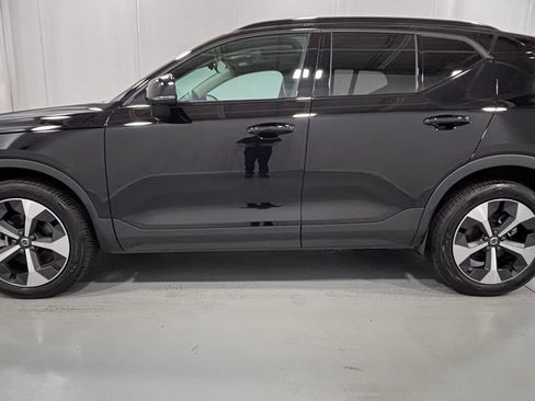 Certified 2025 Volvo XC40 B5 Plus AWD/4WD image 9