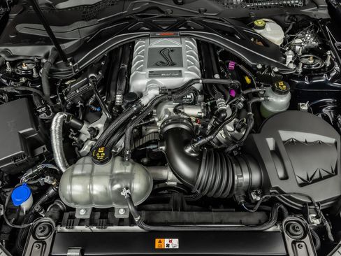 Used 2021 Ford Mustang Shelby GT500 w/ Carbon Fiber Track Pack RWD image 3