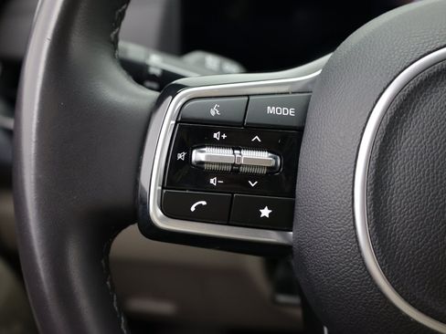 Used 2025 Kia Carnival FWD image 24