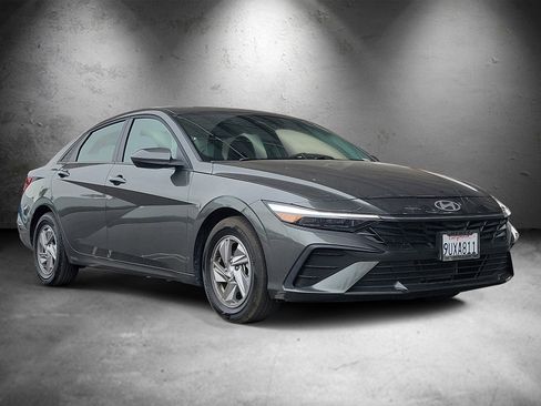 Certified 2025 Hyundai Elantra SE image 2