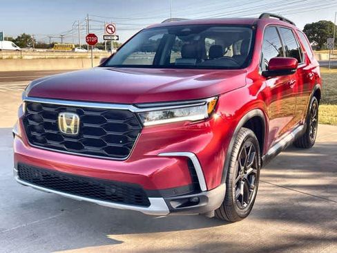 Used 2025 Honda Pilot Touring image 2