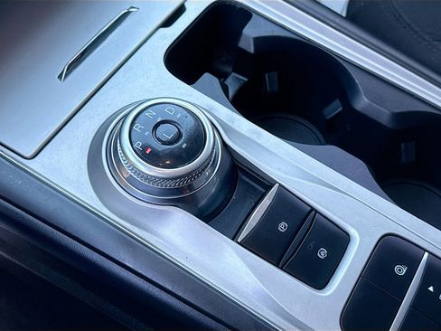 Used 2022 Ford Explorer XLT image 17