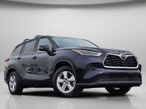 Used 2023 Toyota Highlander L image 2