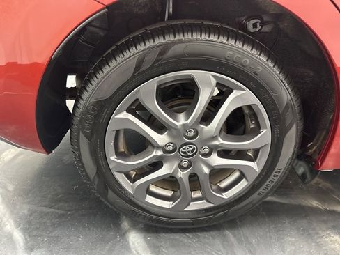 Used 2020 Toyota Yaris L image 31