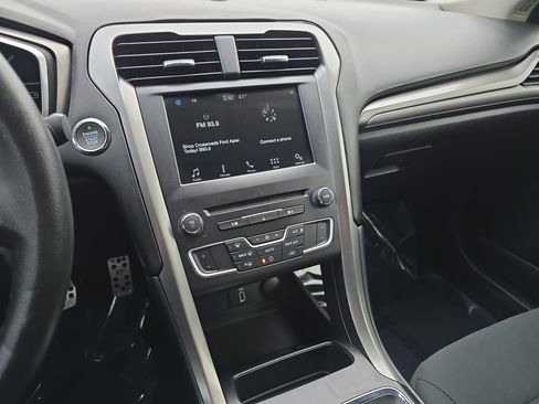 Used 2017 Ford Fusion SE w/ Fusion SE Technology Package image 19