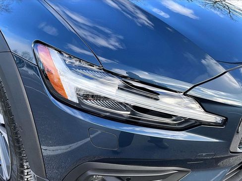 Certified 2026 Volvo V60 B5 Cross Country Plus w/ Protection Package Premier image 31