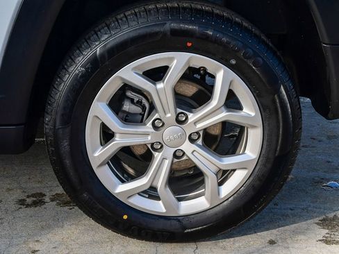 Used 2024 Jeep Compass Latitude image 12