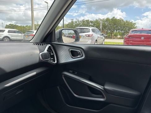 Used 2025 Kia Soul LX w/ LX Technology Package FWD image 29