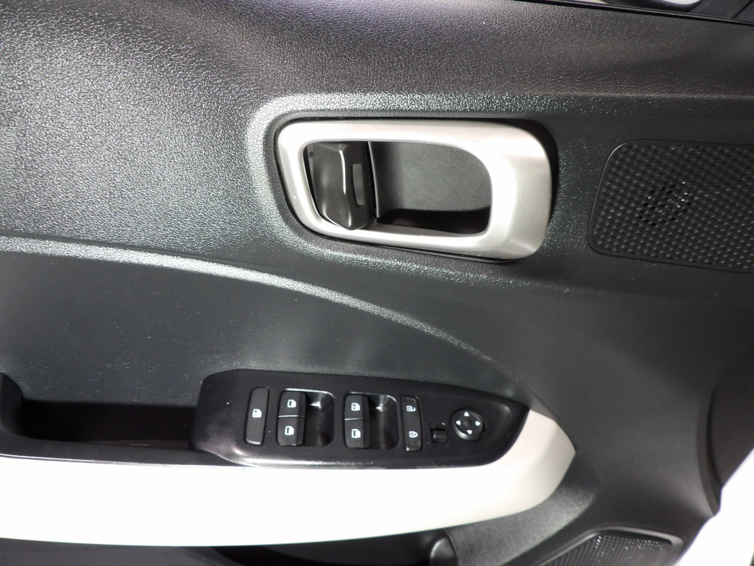 Used 2025 Hyundai Venue SEL FWD image 7