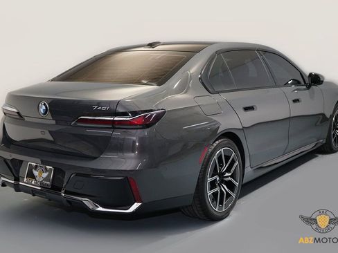 Used 2024 BMW 740i w/ Premium Package image 6