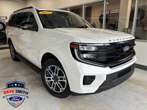 Used 2025 Ford Expedition Active AWD/4WD image 2