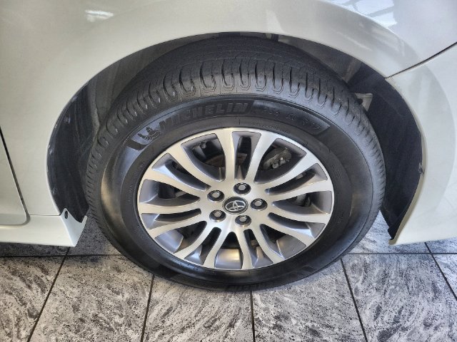Used 2020 Toyota Sienna XLE w/ XLE Navigation Package FWD image 10