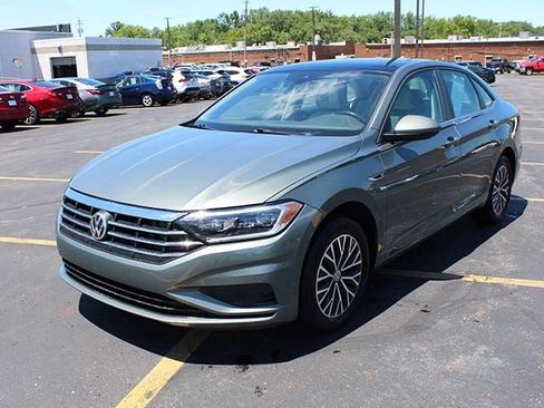 Used 2019 Volkswagen Jetta SEL w/ Cold Weather Package FWD image 2
