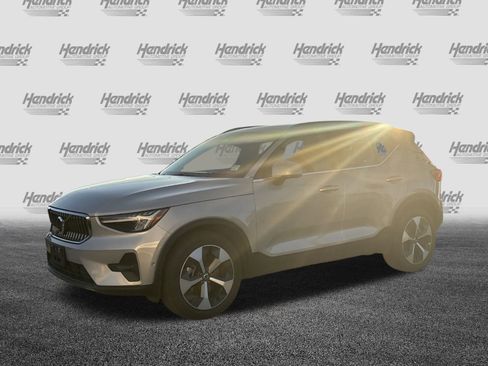 Used 2025 Volvo XC40 B5 Plus image 5