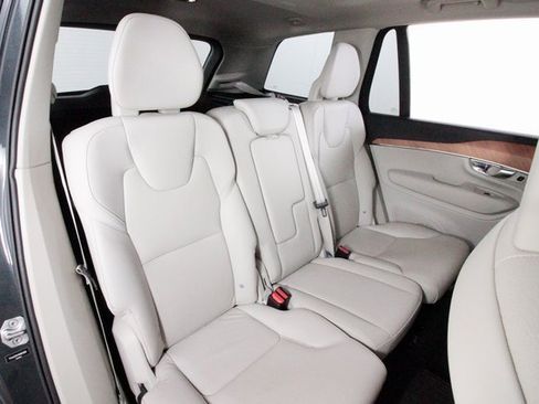 Certified 2022 Volvo XC90 T6 Momentum image 24