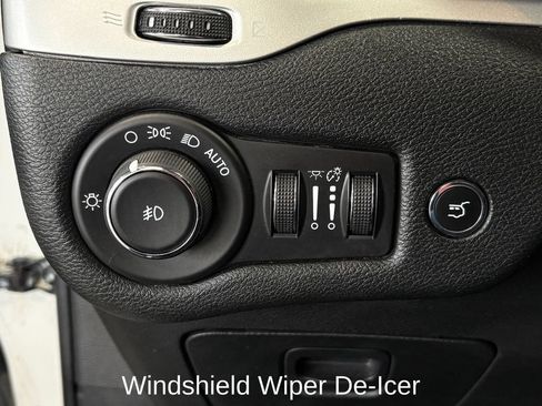 Used 2018 Jeep Cherokee Trailhawk AWD/4WD image 18