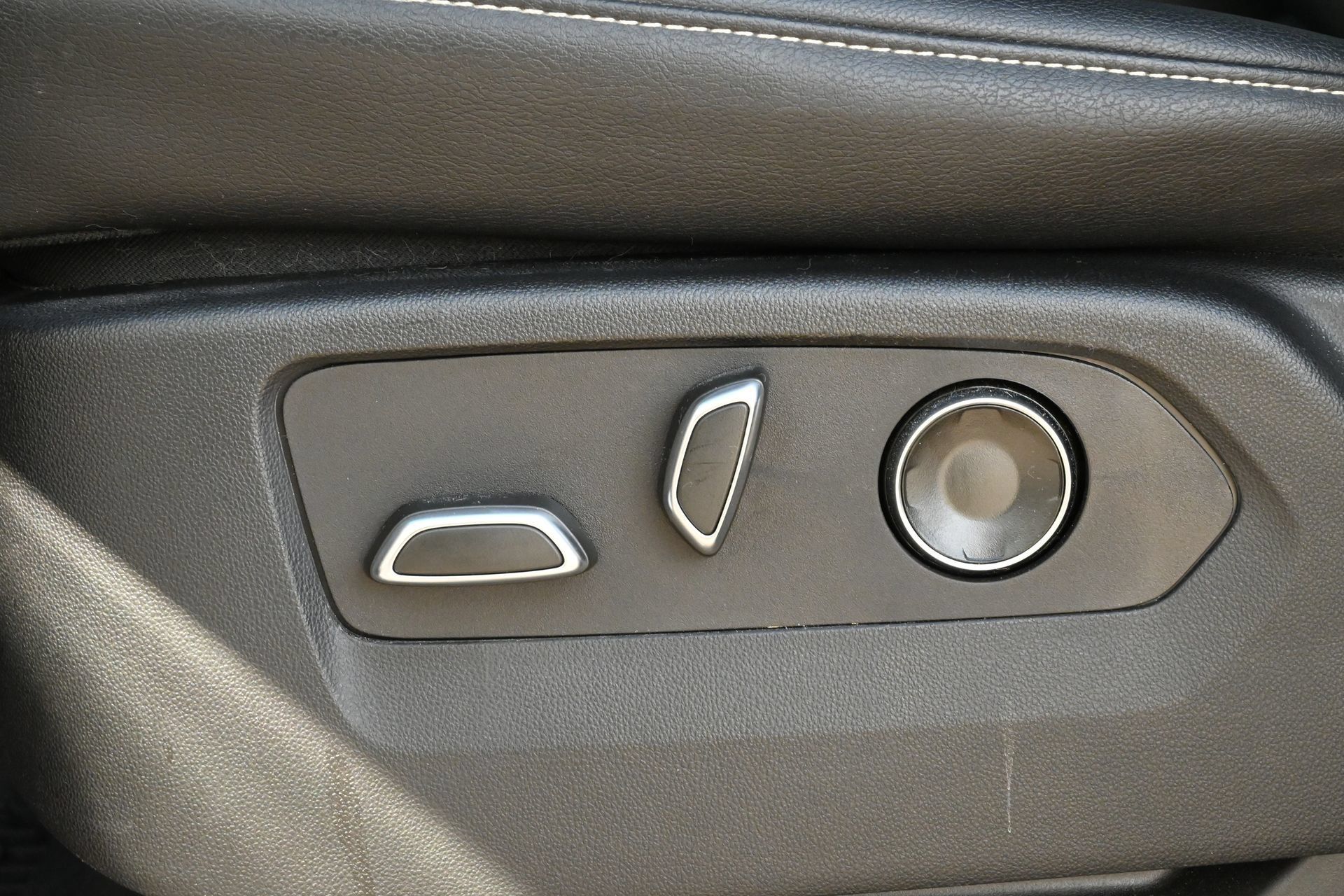 Used 2024 Cadillac Escalade Luxury RWD image 17