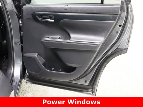 Used 2020 Toyota Highlander XLE image 37