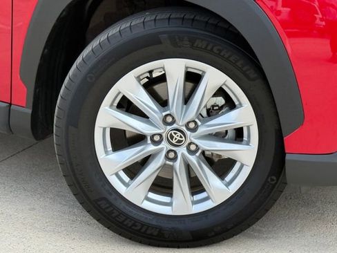 Used 2025 Toyota Corolla Cross LE image 2