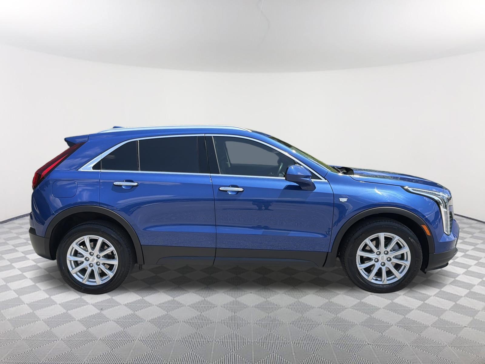 Certified 2023 Cadillac XT4 Luxury w/ Cold Weather Package FWD image 5