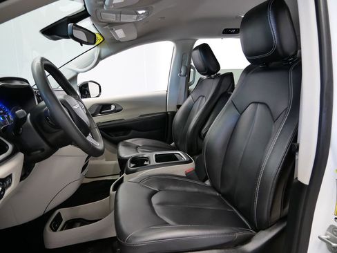 Used 2024 Chrysler Pacifica Touring-L image 3