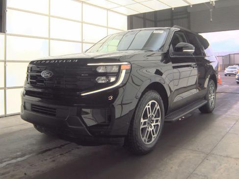 Used 2025 Ford Expedition Active AWD/4WD image 3