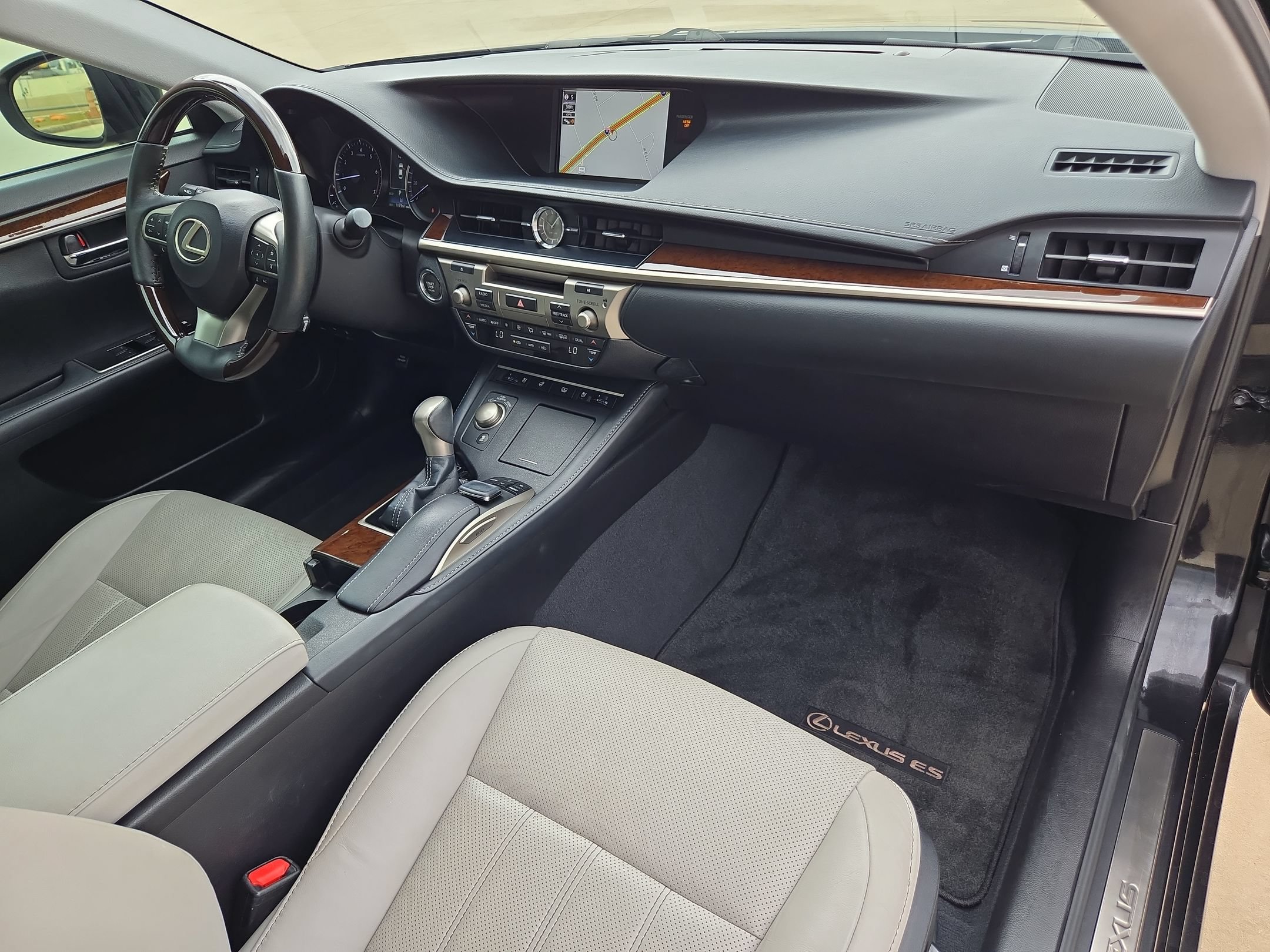 Used 2018 Lexus ES 350 w/ Luxury Package w/Wood Trim FWD image 26
