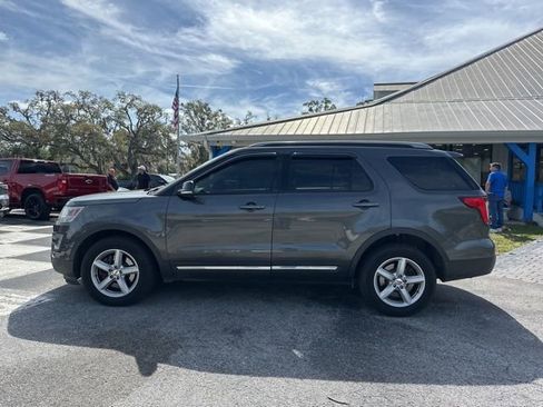 Used 2017 Ford Explorer XLT image 2