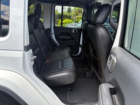 Used 2018 Jeep Wrangler Unlimited Sahara AWD/4WD image 24