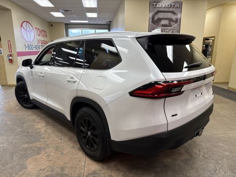 Certified 2024 Toyota Grand Highlander XLE image 8