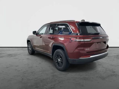 Used 2023 Jeep Grand Cherokee Laredo AWD/4WD image 2