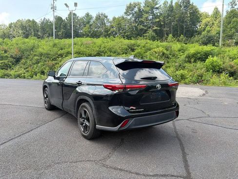 Used 2023 Toyota Highlander LE FWD image 7