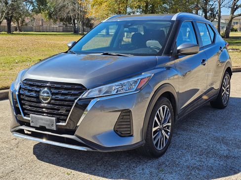 Used 2021 Nissan Kicks SV image 2