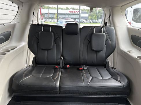 Used 2018 Chrysler Pacifica Touring-L FWD image 34