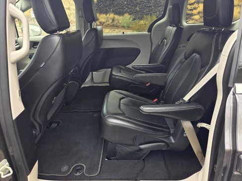 Used 2023 Chrysler Pacifica Touring-L FWD image 18