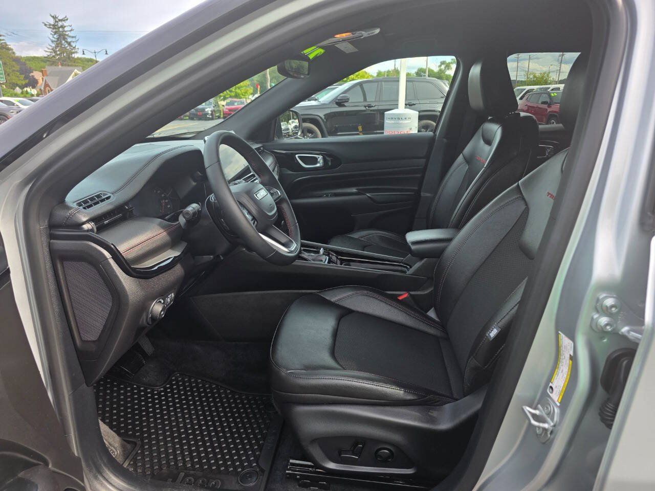 Used 2025 Jeep Compass Trailhawk w/ Trailhawk Convenience Group AWD/4WD image 16