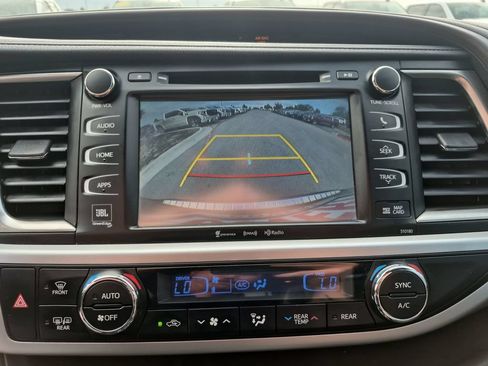 Used 2018 Toyota Highlander Limited FWD image 26