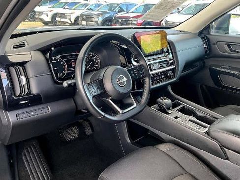 Certified 2024 Nissan Pathfinder SV w/ Black Appearance Package FWD image 17